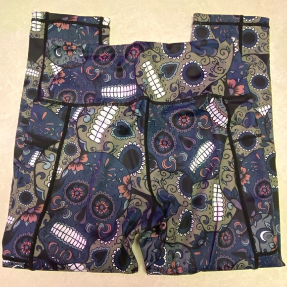Navy sugar skull leggings. Capri length. - Picture 2 of 4